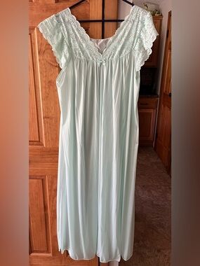 Women's Lace-Trim Nightgown in Light Mint